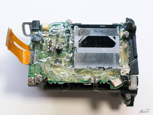 Speicherkartenplatine
und Akkuschacht