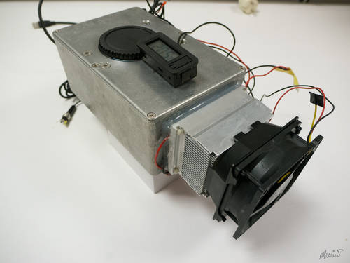 Versuchsaufbau mit einem CPU K�hlk�rper au�en und einem gr��erem K�hlk�rper innen