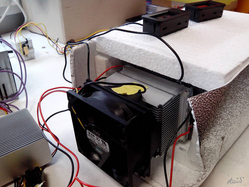 Versuchsaufbau mit einem CPU K�hlk�rper au�en und einem gr��erem K�hlk�rper innen